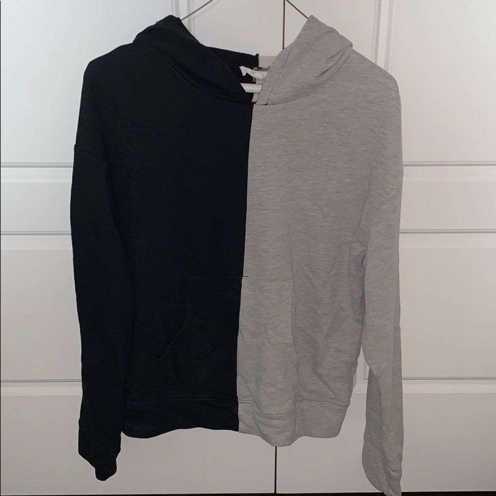 SPLIT COLORED CROPPED SWEATSHIRT